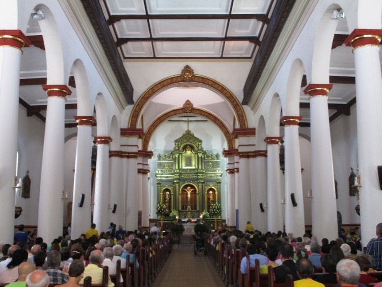 The central nave inside Iglesia de Nuestra Señora