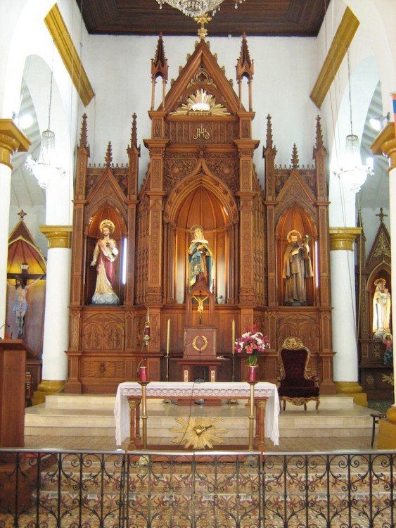 The main altar in the church (photo: SajoR)
