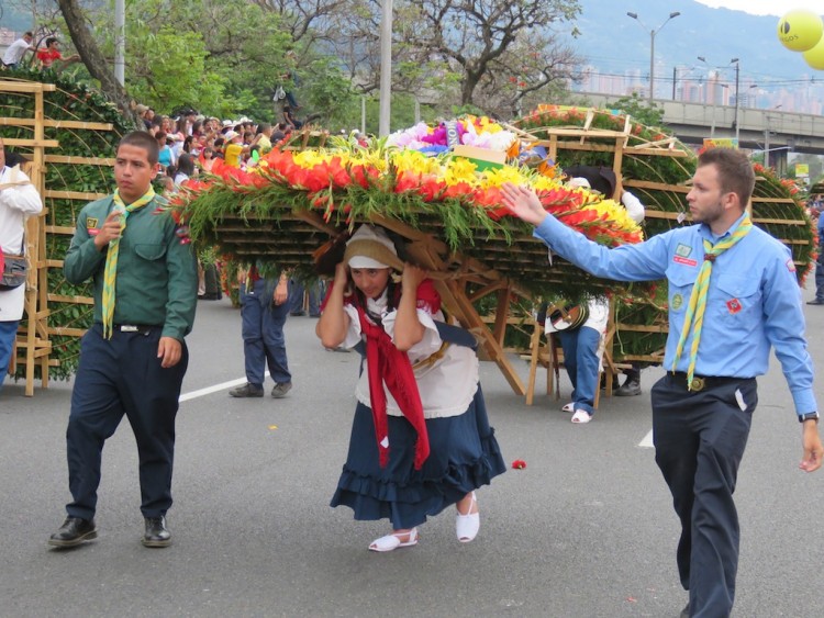 Carrying a monumental silleta