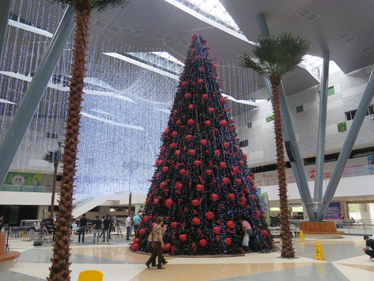 Christmas tree on top floor of the Mayorca expansion, where restaurants are located